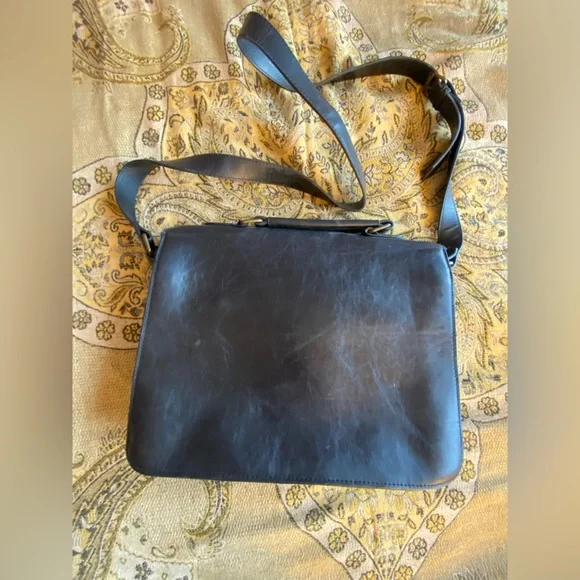 Black BDG Urban Outfitters Messenger Style Crossbody Bag 💼 with Gold Hardware - Picture 7 of 8